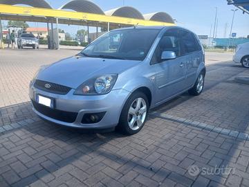 Ford Fiesta 1.2 5 porte benzina neopatentati