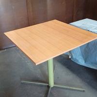 tavolo quadrato anni 70 da bar