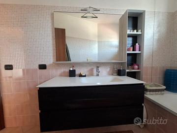 Lavandino e mobile bagno