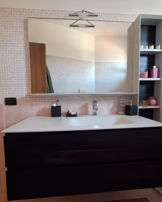 Lavandino e mobile bagno