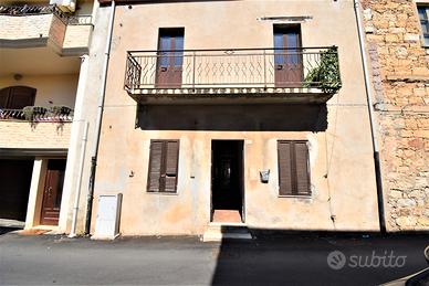 Casa indipendente con cortile e garage