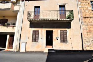 Casa indipendente con cortile e garage