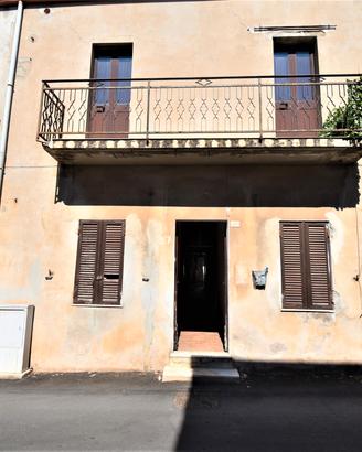 Casa indipendente con cortile e garage