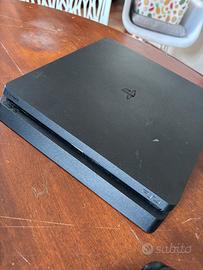 Ps4 slim con 3 controller