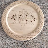 Piatto in legno con disegno della Dea