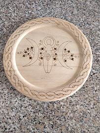 Piatto in legno con disegno della Dea