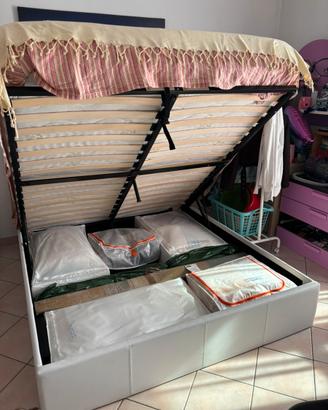 Letto matrimoniale con cassettone