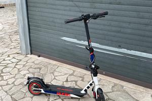 Aprilia esrz monopattino elettrico