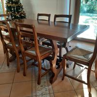 Tavolo in legno massiccio con sedie.