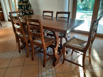 Tavolo in legno massiccio con sedie.
