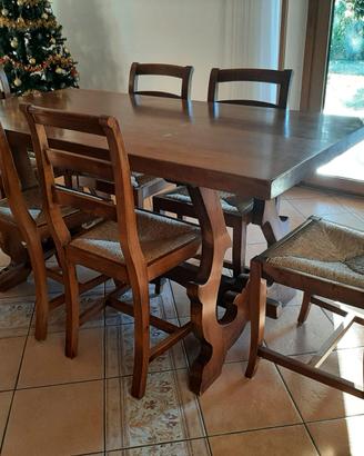 Tavolo in legno massiccio con sedie.