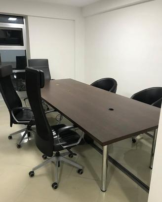 Tavolo operativo per 4 persone o riunioni per più