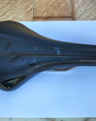 Sella fizik Antares Versus black