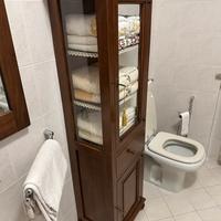 Mobile a colonna con vetrina