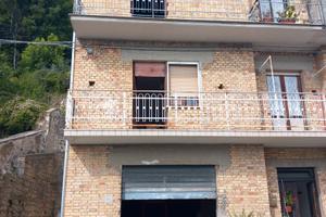 DUE- APPARTAMENTI più LOCALE