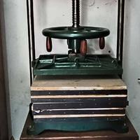 Attrezzi da  legatoria Pressa, Indorsatrice taglia