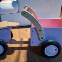 Triciclo in legno con cestino