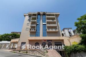 QUADRILOCALE - STABILE DI RECENTE COSTRUZIONE CON