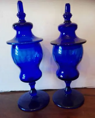 Vasi da farmacia o erboristeria in cristallo blu