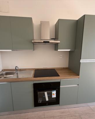Cucina con induzione tavolo allungabile e 4 sedie