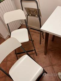 Sgabelli e Tavolo bianchi IKEA