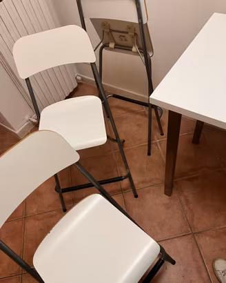 Sgabelli e Tavolo bianchi IKEA
