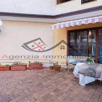 Trilocale a Torpè con posto auto e cortile