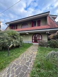 Villa di 293 m² con 5 locali e box auto doppio a R