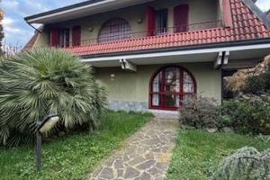 Villa di 293 m² con 5 locali e box auto doppio a R