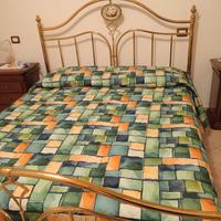 letto matrimoniale in ottone con doghe e materasso