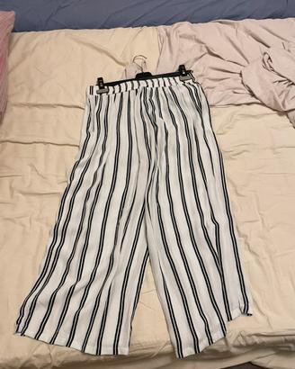 Pantaloni bianchi con righe nere