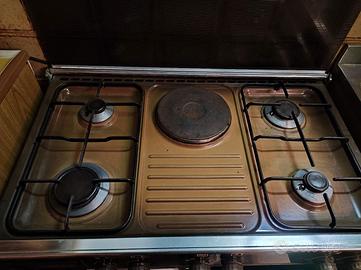 Cucina con 4 fuochi e forno con bombola a gas marca Tecnogas