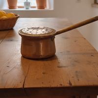Braccere in ottone con manico.