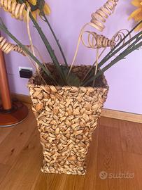 Vaso in rattan con girasoli