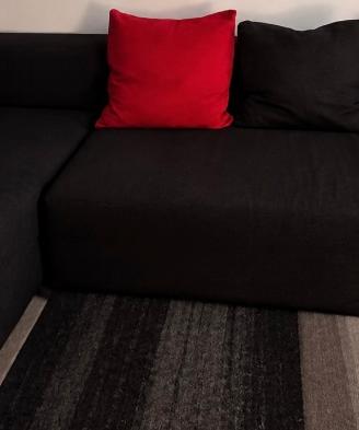 Divano angolare nero con chaise longue