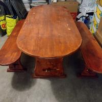 Tavolo e due panche in legno