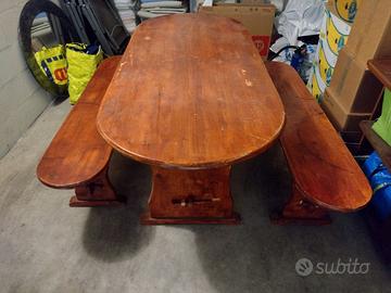 Tavolo e due panche in legno