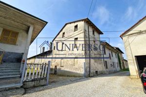 Rustico / Casale di 470 m² con più di 5 locali e b
