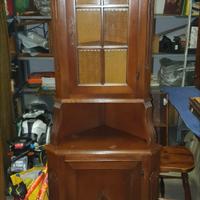 Angoliera con vetrine