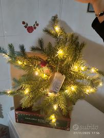 Ghirlanda natalizia con luci e scatola