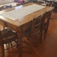 Tavolo in legno con sedie