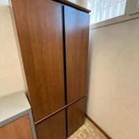 Armadi alti in legno con ante