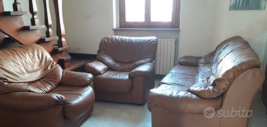 divano con 2 poltrone