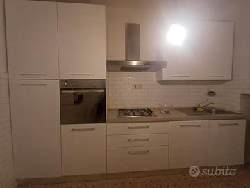 Cucina elettrodomestici e mobiletto di servizio