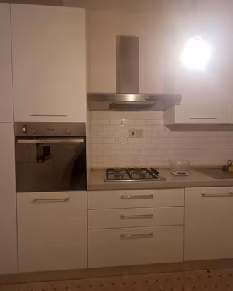 Cucina elettrodomestici e mobiletto di servizio