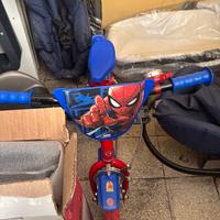 Trio e bicicletta spider man