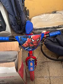 Trio e bicicletta spider man