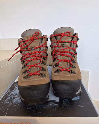 Scarponi per trekking e camminate in montagna