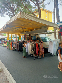 Furgone con tenda da mercato