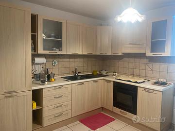 Cucina angolare con tavolo e sedie